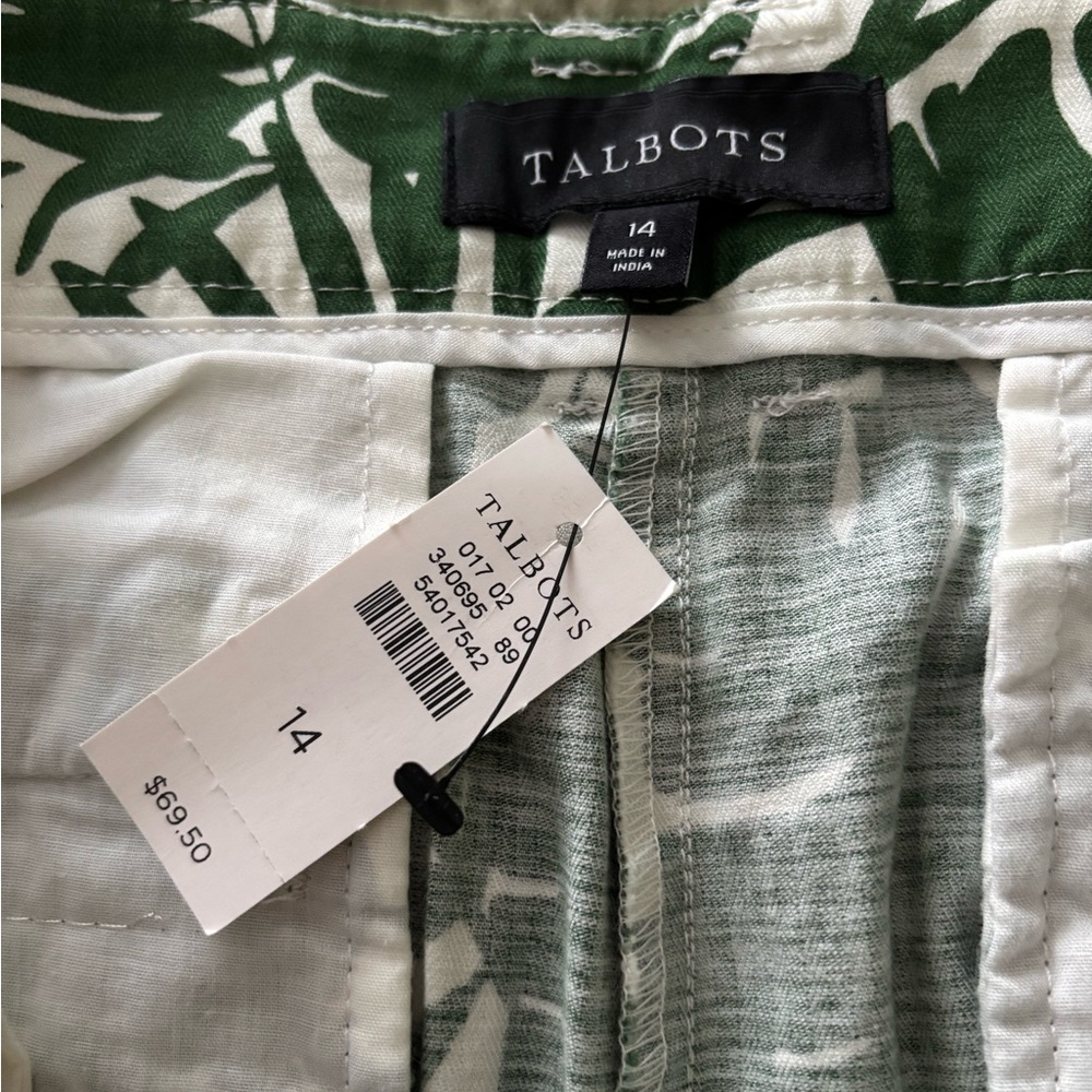 Green Leaf Print Women's Shorts - Picture 4 of 7